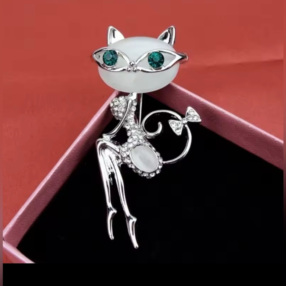 Elegant Silver Cat Sexy Kitty Brooch with glasses & Green Eyes